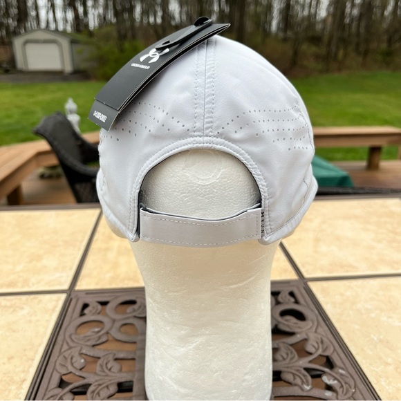 Ladies Under Armor light gray, light weight, running cap NWT - Picture 6 of 12